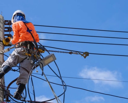 What Should Linemen Do When Safety Equipment Fails During Work?